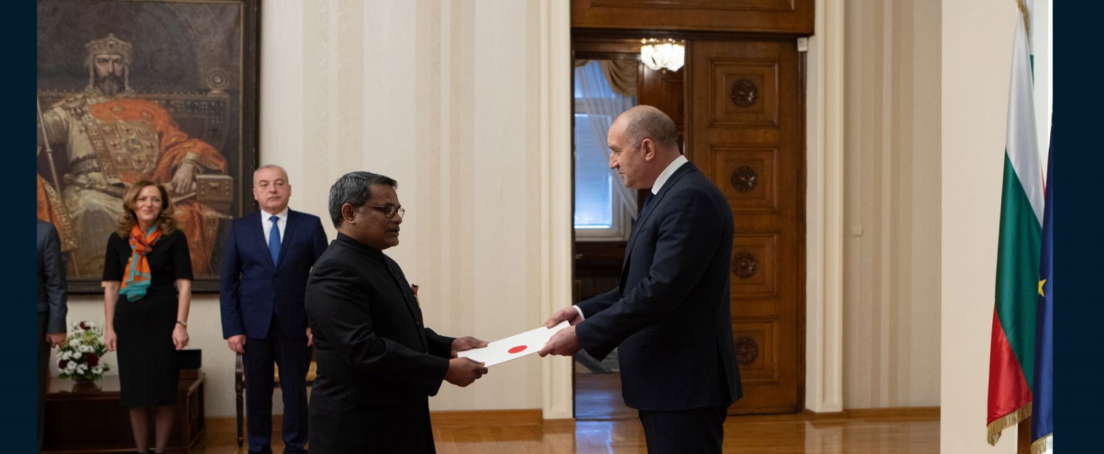 Ambassador Arun Kumar Sahu presenting his Letter of Credentials to H.E. Mr. Rumen Radev, President of Republic of Bulgaria.