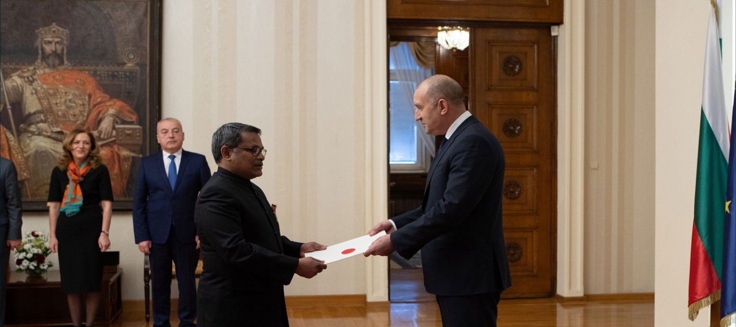 Ambassador Arun Kumar Sahu presenting his Letter of Credentials to H.E. Mr. Rumen Radev, President of Republic of Bulgaria.