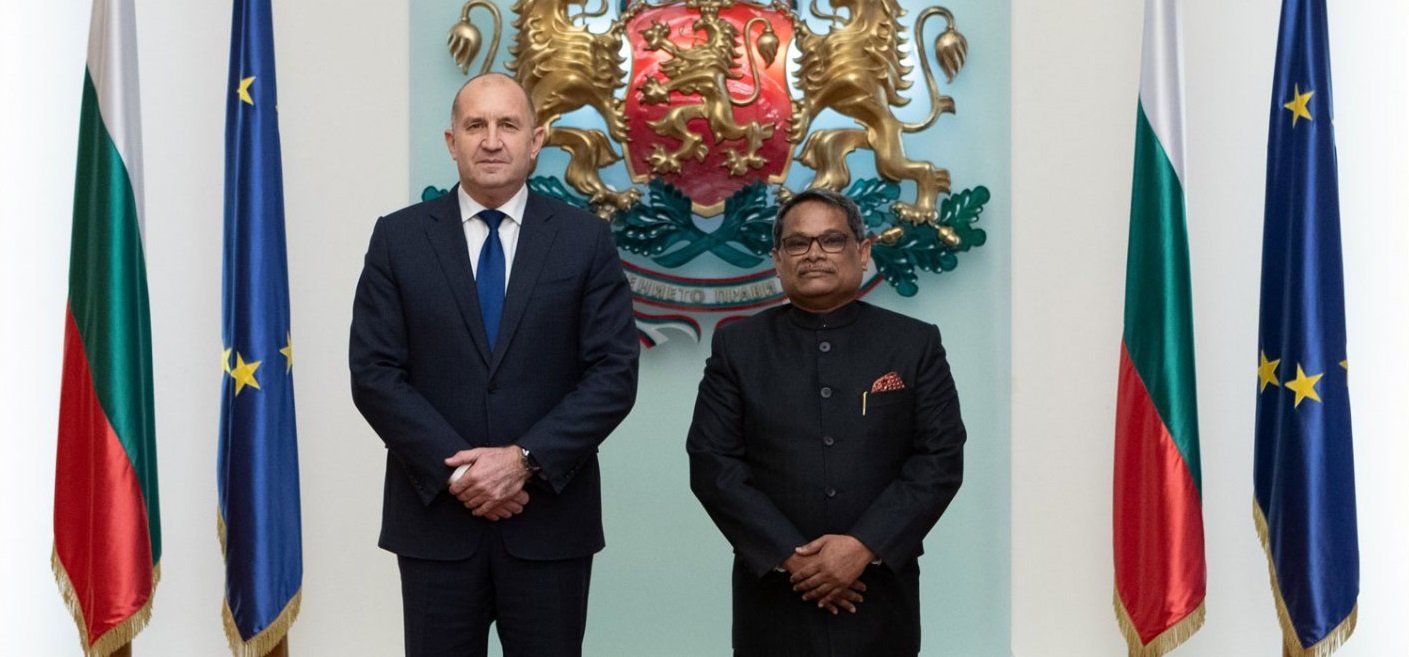 Ambassador Arun Kumar Sahu presenting his Letter of Credentials to H.E. Mr. Rumen Radev, President of Republic of Bulgaria.