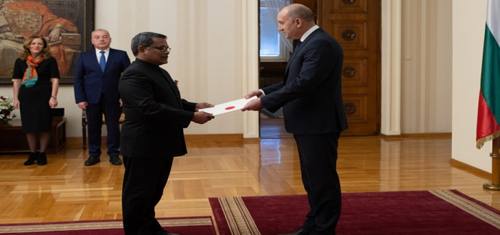 Ambassador Arun Kumar Sahu presenting his Letter of Credentials to H.E. Mr. Rumen Radev, President of Republic of Bulgaria. 